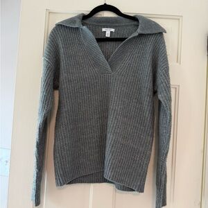Green v neck collared sweater